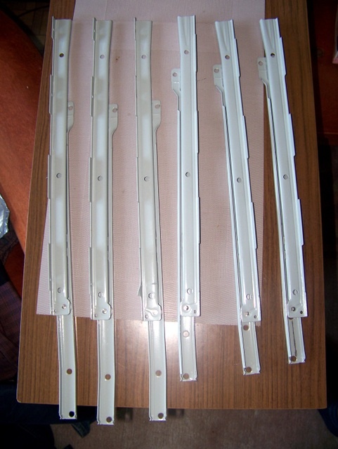 Pojezdy ke 3 šuplíkům. -IKEA 45cm.