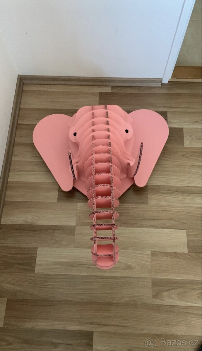 Kartonovy slon na zed