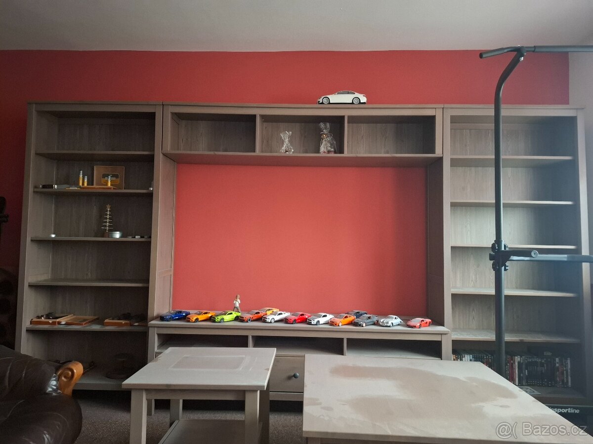 Obyvaci stena + 2 stolek