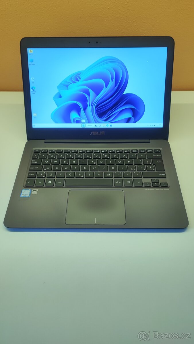 ASUS ZenBook UX305CA