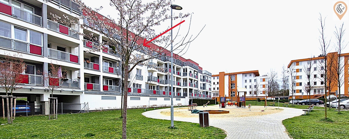 Nájem bytu 2+KK s balkonem s krásným výhledem, kuchyňská lin