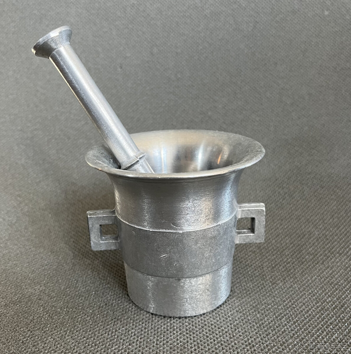 Starý hliníkový hmoždíř 7.5 cm s tloukem