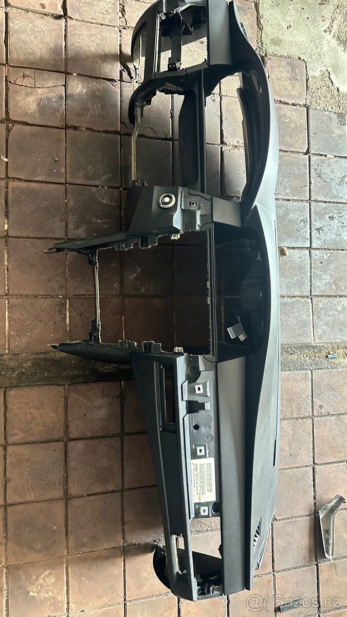 Bmw e60 palubka s výřezy na držáky nápojů