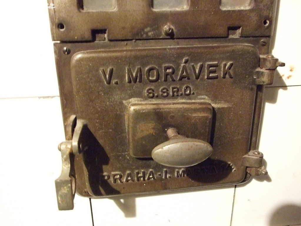 Koupím kamnová dvířka zn. Morávek s s.r.o. Praha I.