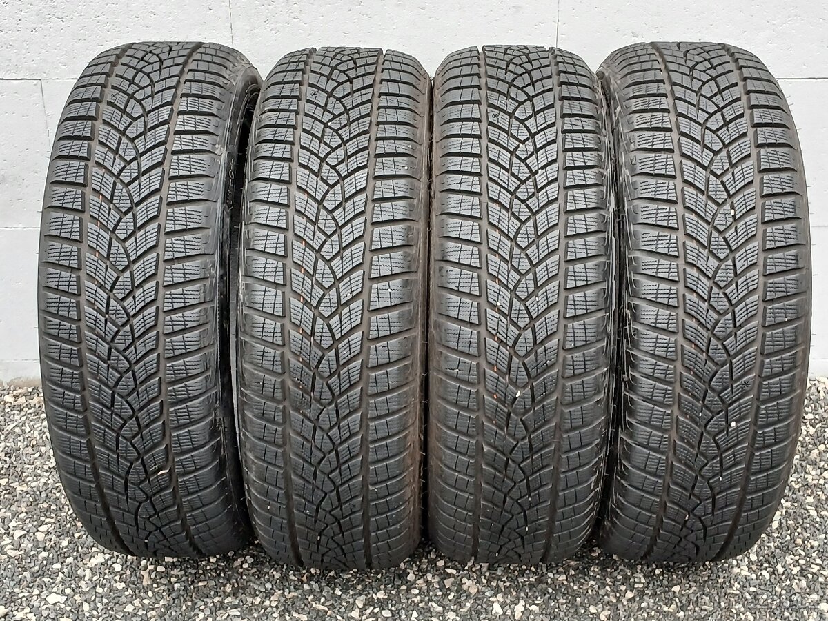 Zánovní zimní pneu Goodyear 205/55/19 vzorek 8mm