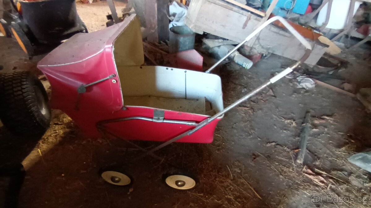 kočárek pro panenky