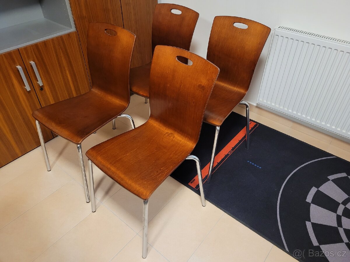 4 krásné stohovatelné dřevěné židle.