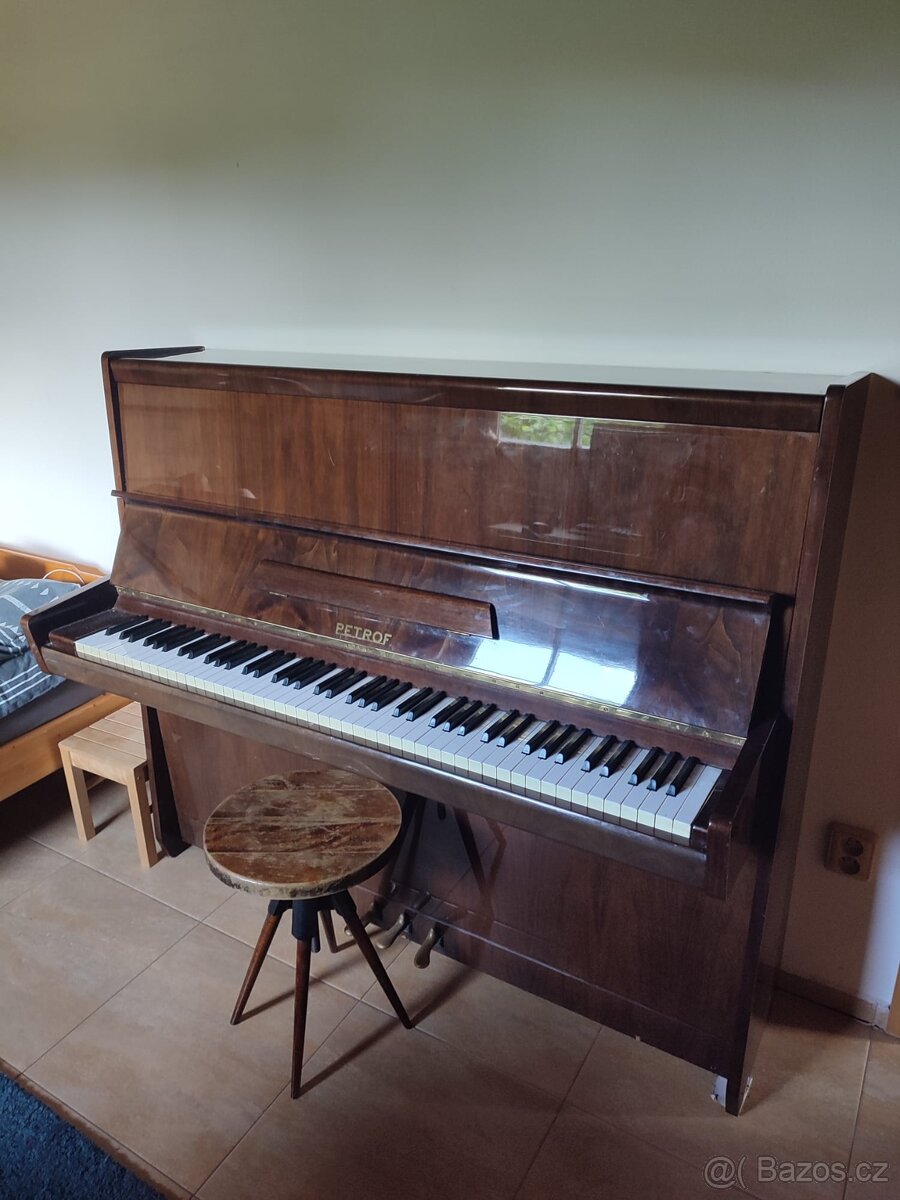 Piano, pianino, klavír Petrof