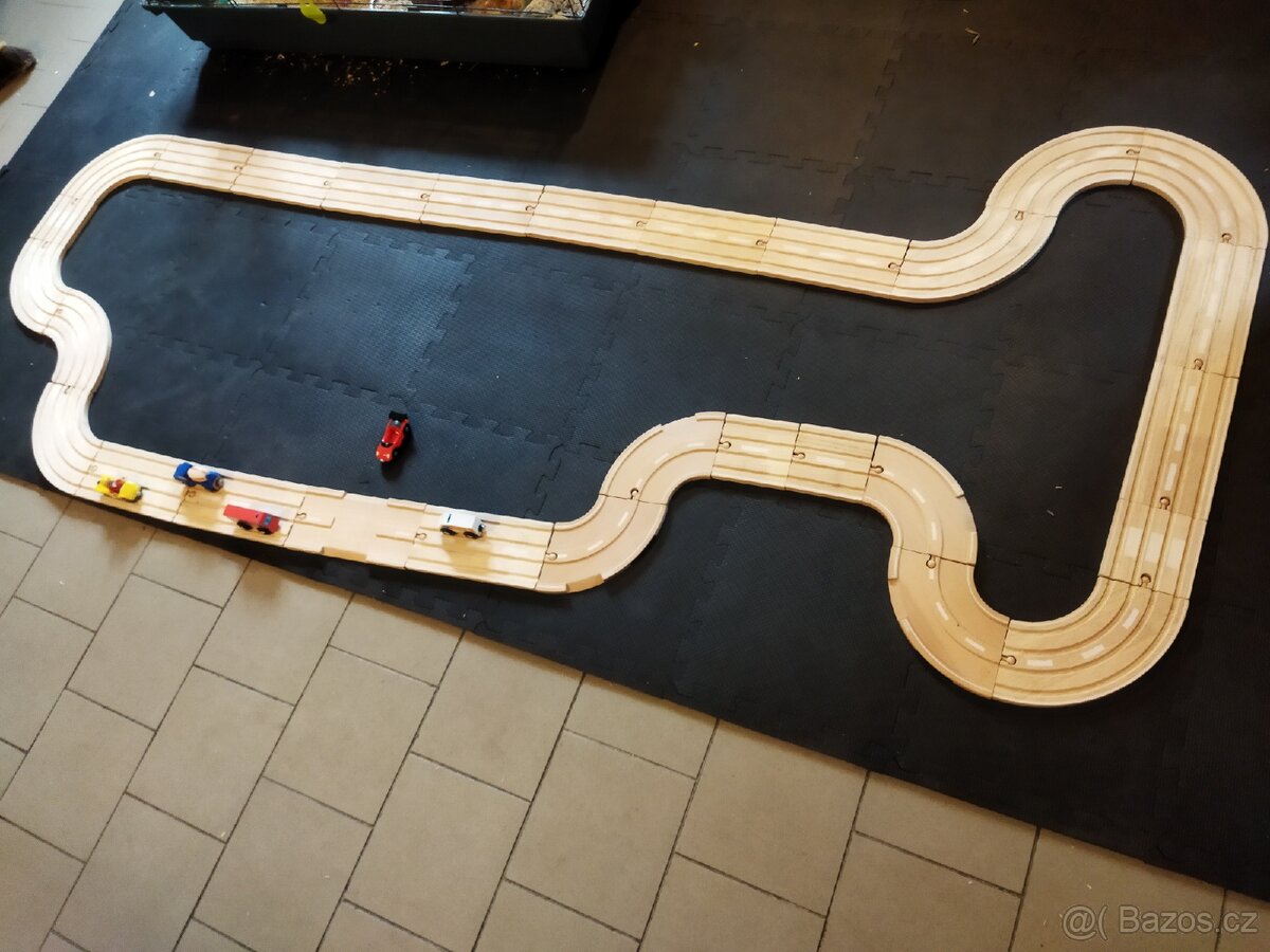 Dřevěná Vláčkodráha silnice
