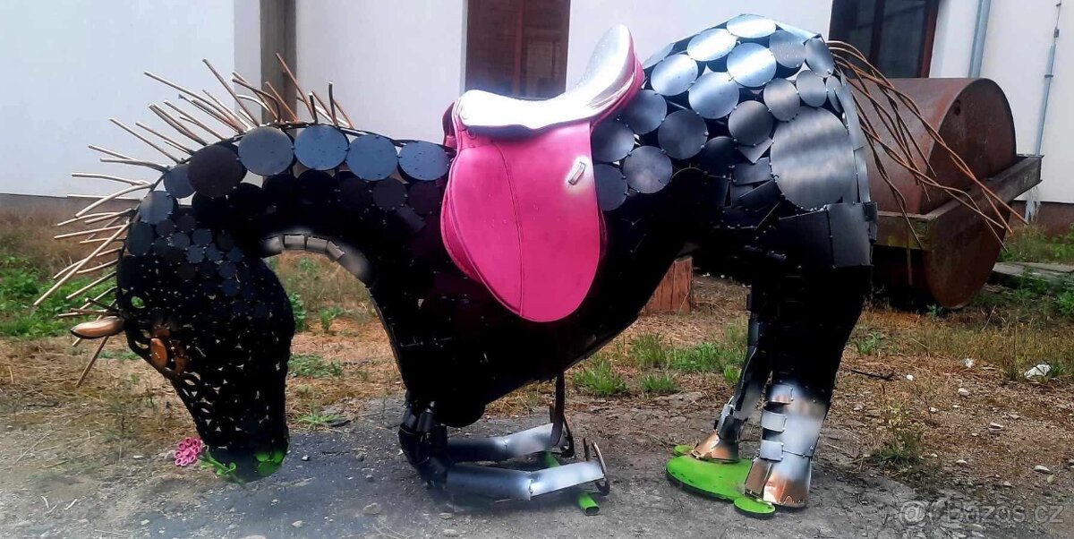 Nabízím kovového koně
