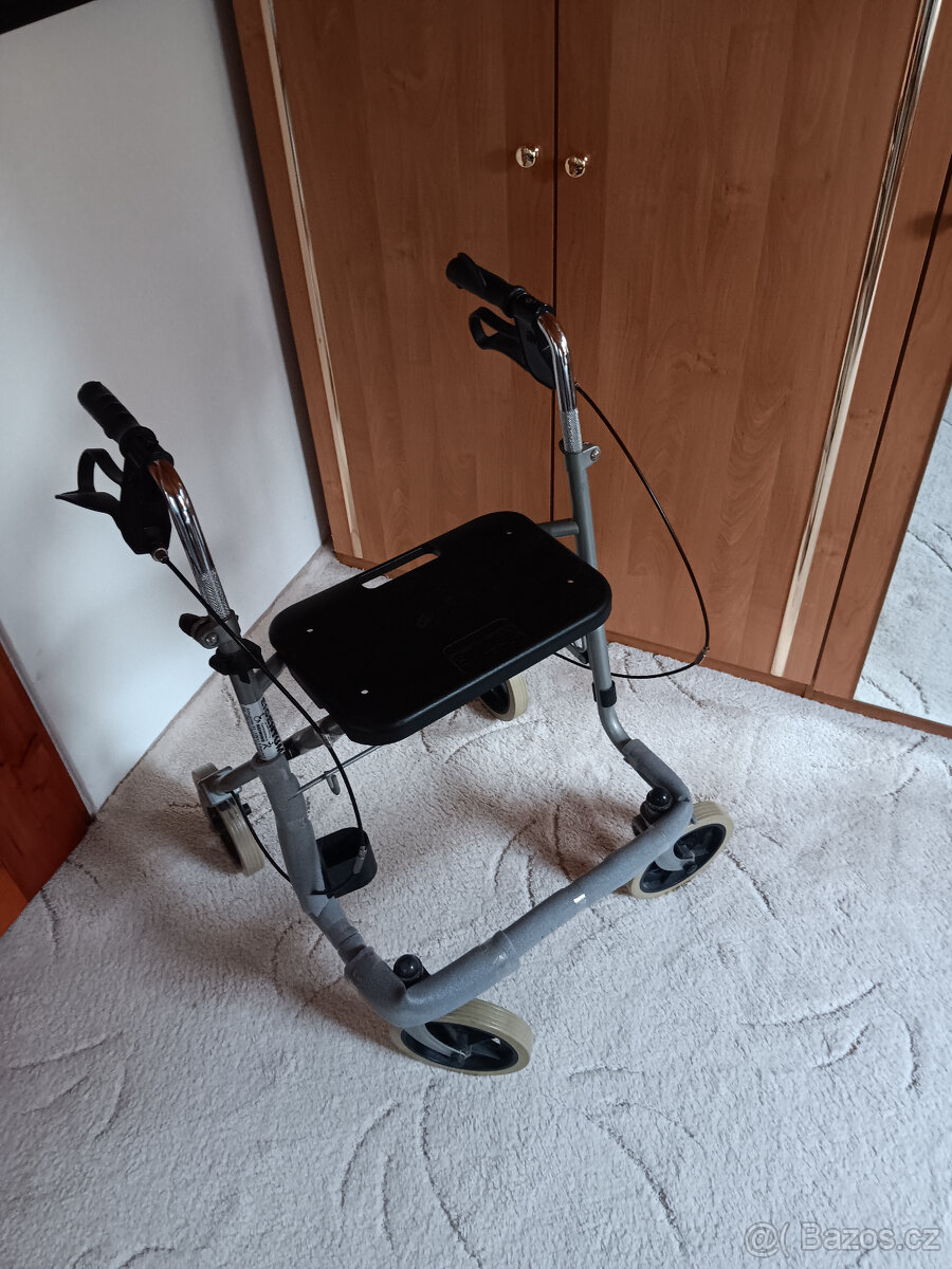 Invalidní chodítko skládací s košíkem.