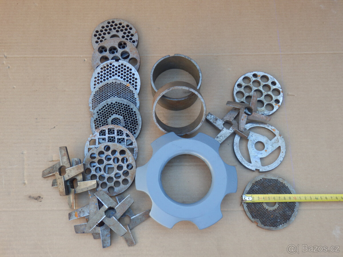Náhradní díly na mlýnek na maso.