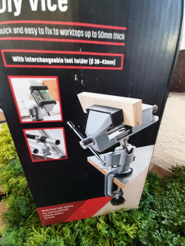 Univerzální svěrák, pohyblivý díky kulovému kloubu nový