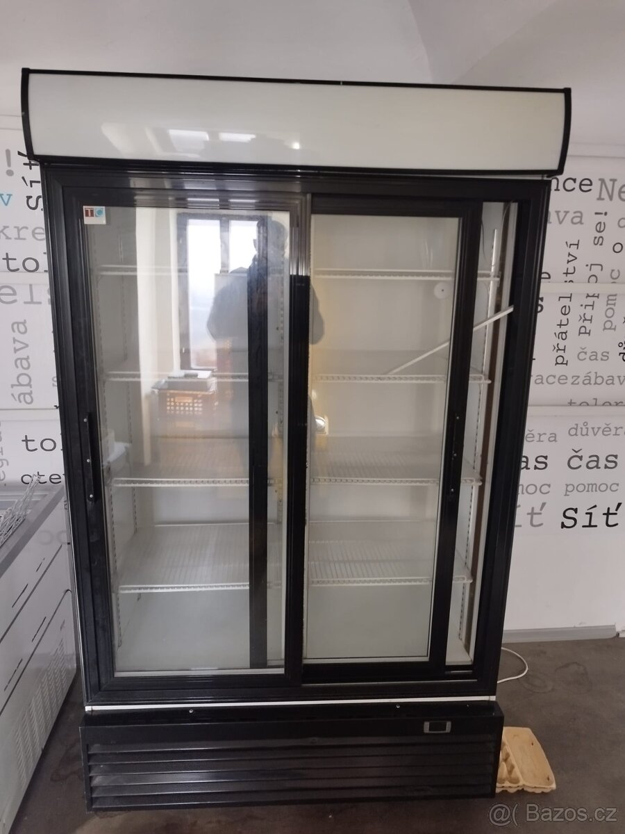 Prosklená dvoudveřová lednice