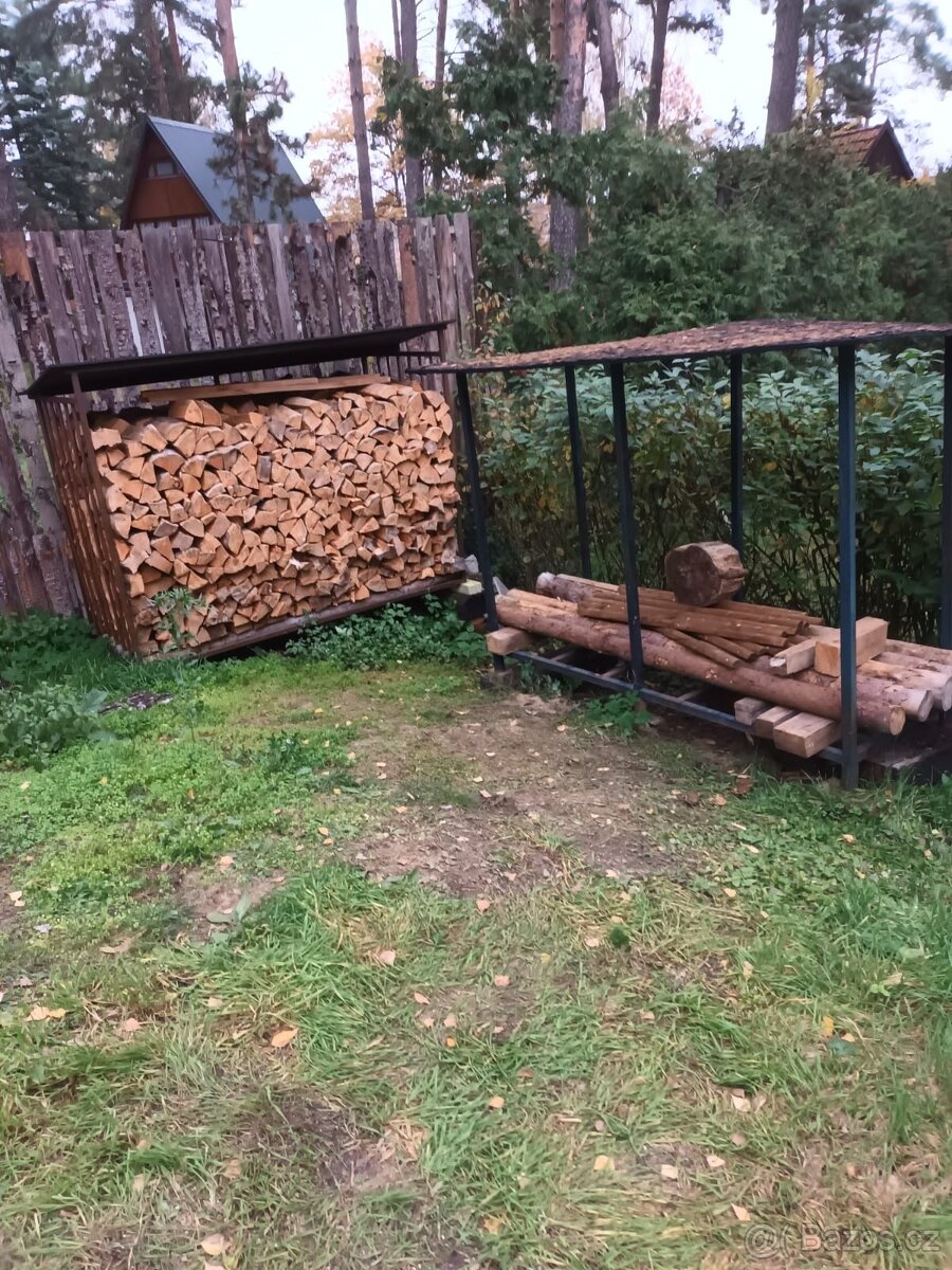 Kovový stojan na dřevo