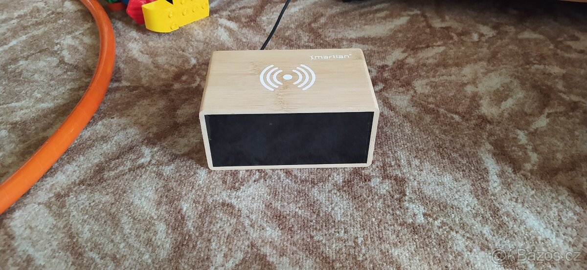 E-12_Budík s bezdrátovým nabíjením pro telefony