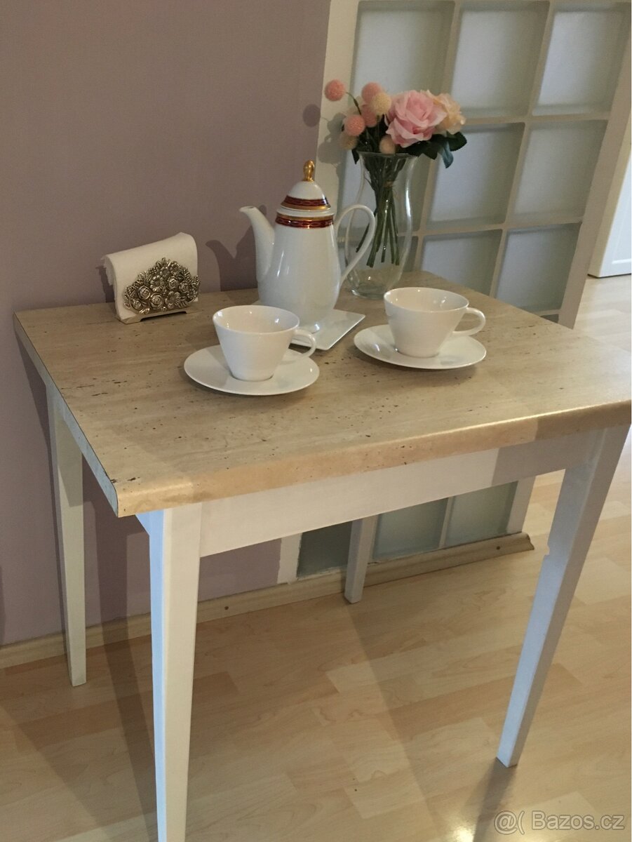 Stůl jídelní