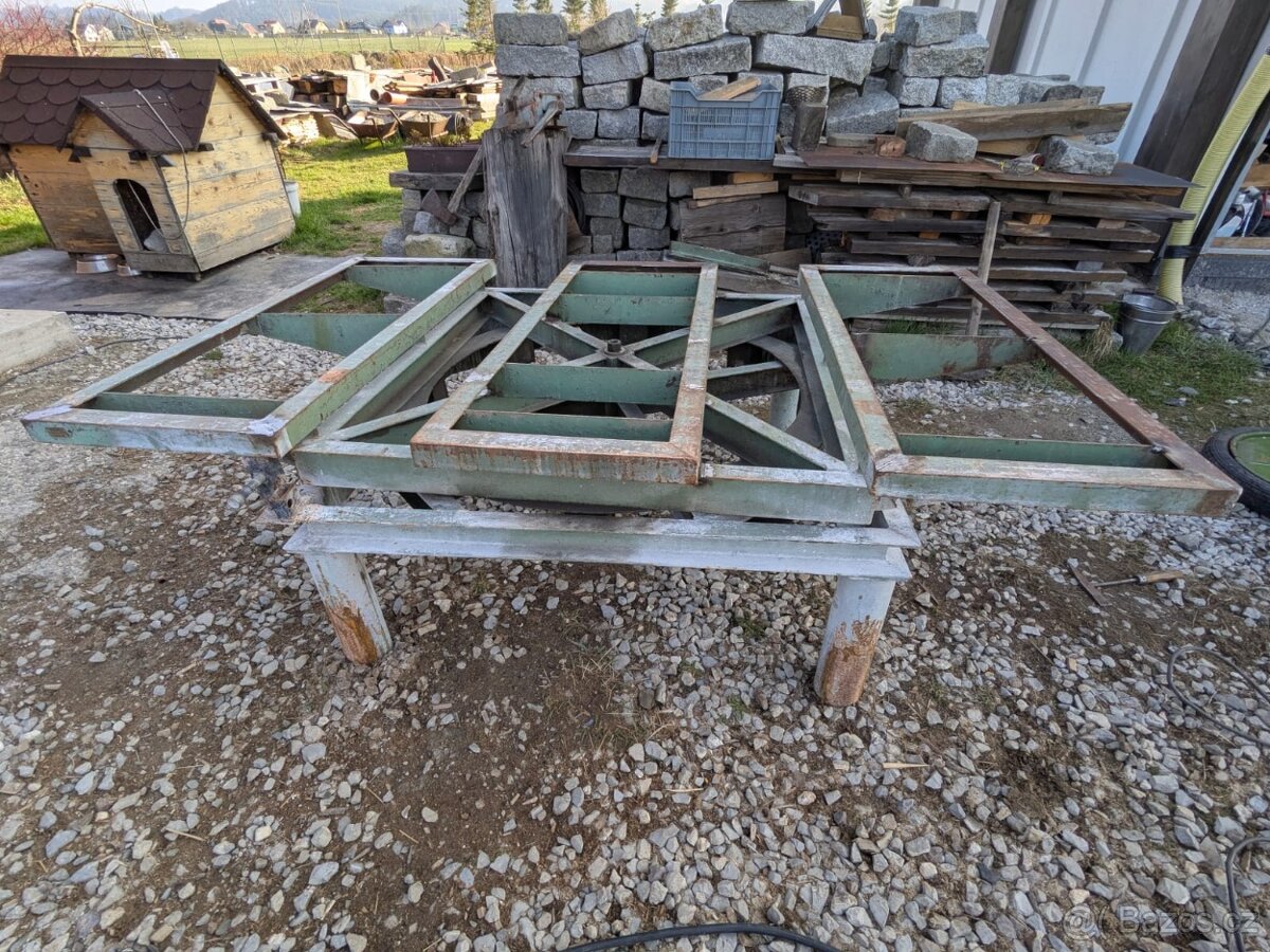 Stůl na řezání kamene otočný