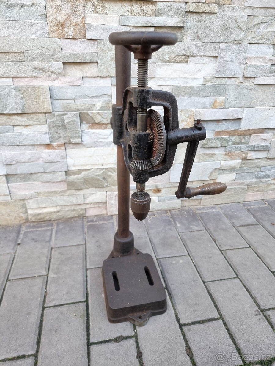 Stará ruční vrtačka