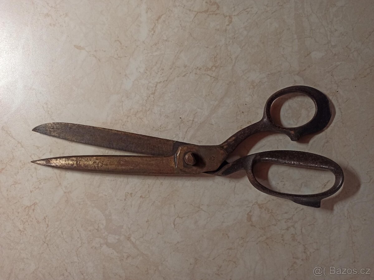 staré velké nůžky