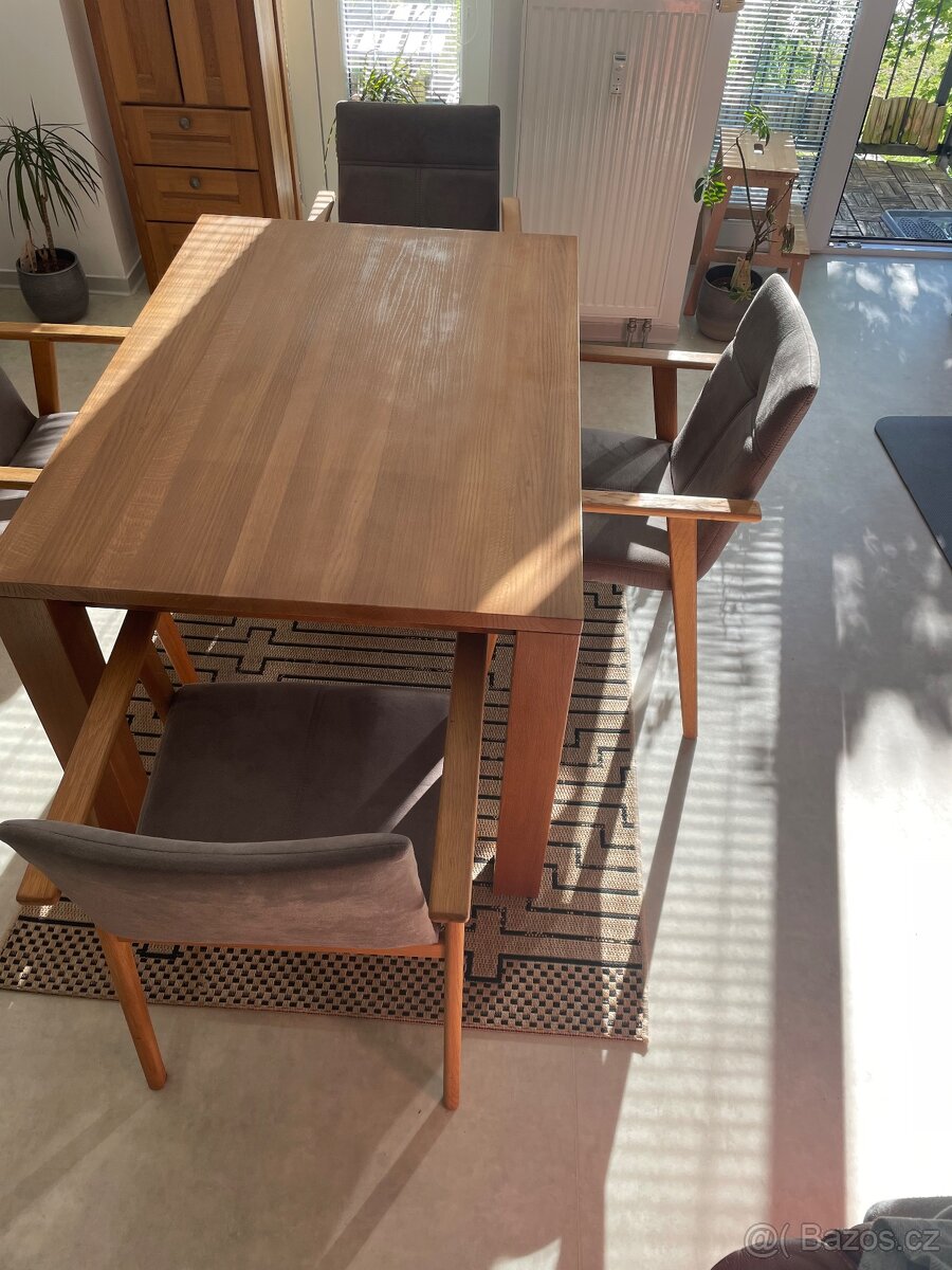Krásný jídelní stůl z dubového masivu