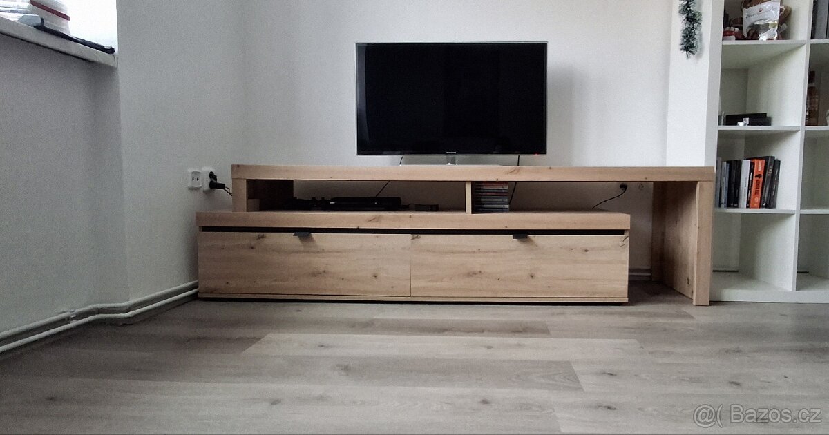 Stolek pod televizi