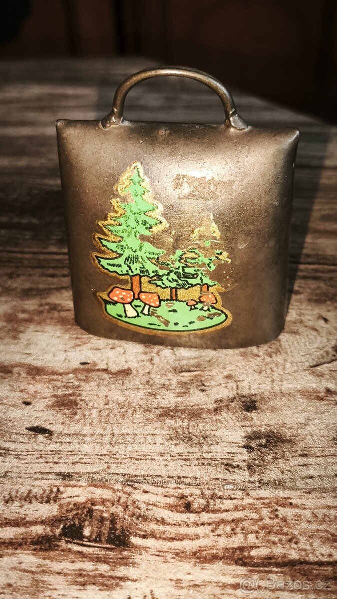 Starý mosazný zvonek.