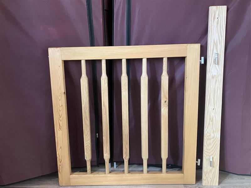 Zábrana/dvířka na schody.