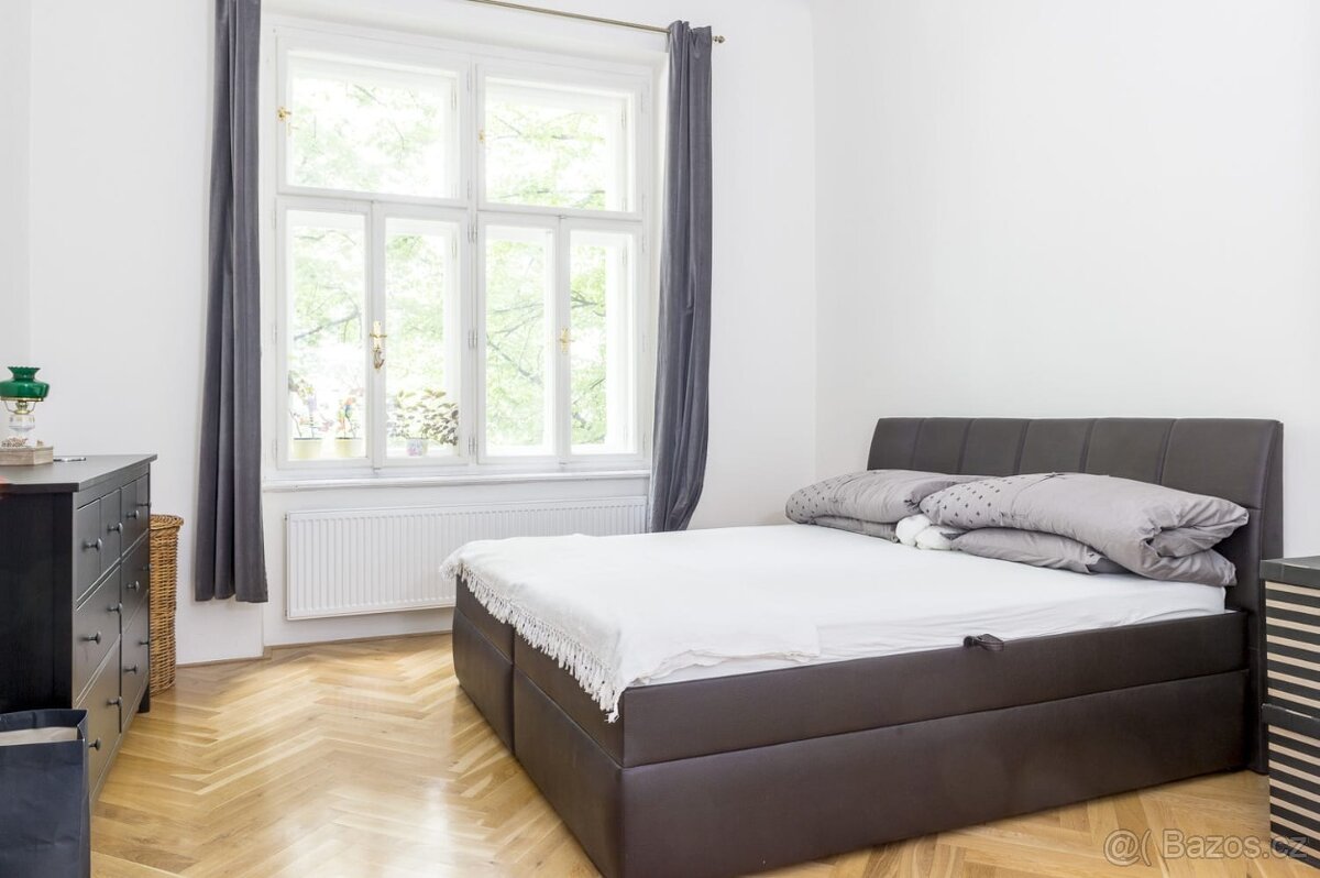 Manželská postel s úložným prostorem