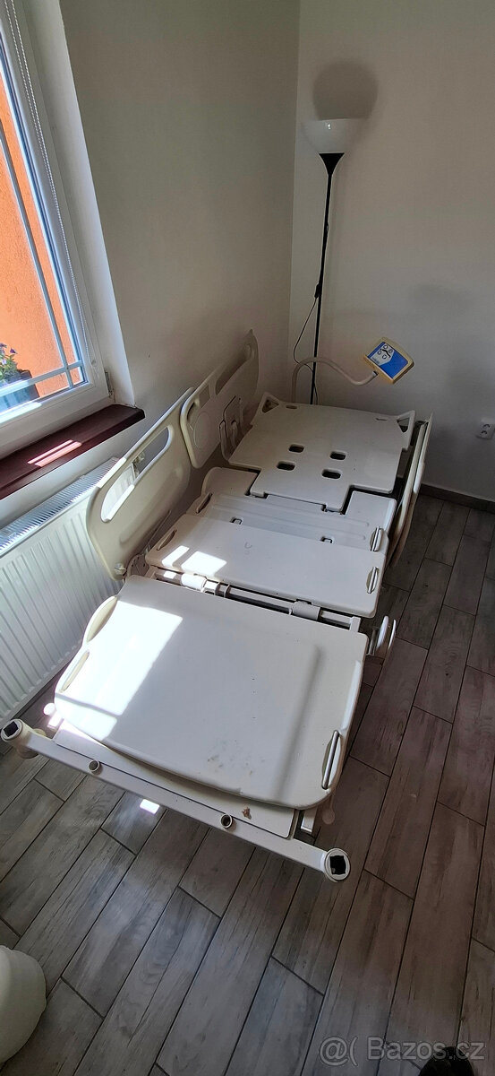 Elektrická zdravotní polohovací postel pro seniory