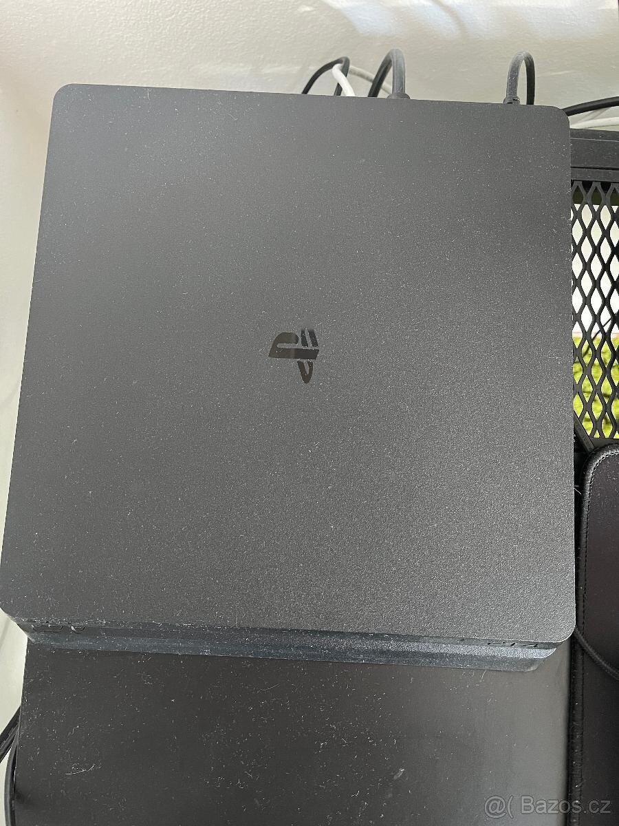 PS4 Slim 2TB + 2 ovladače + 7 her + nabíječka – plně funkční