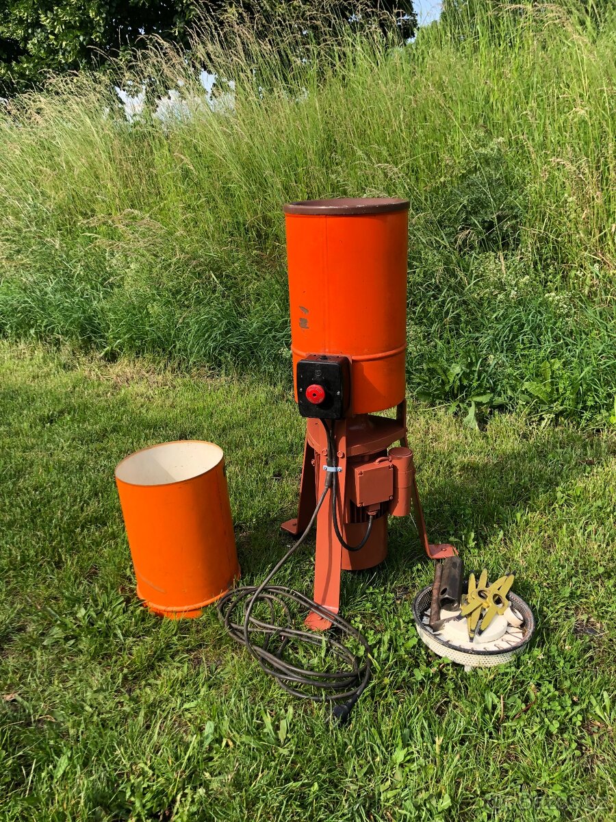 UNIVERZÁLNÍ DRTIČ NA OVOCE NA 220 V