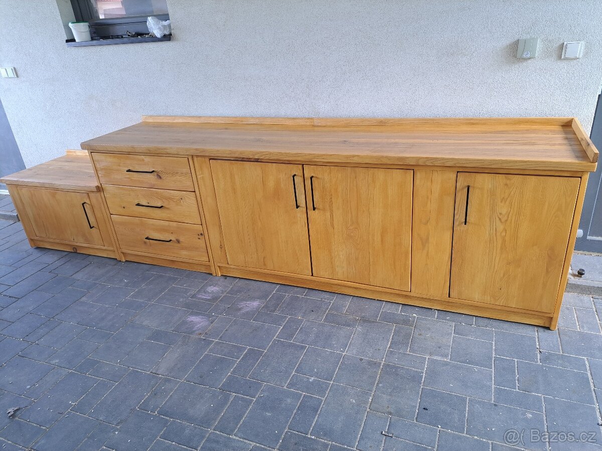 Venkovní dřevěná kuchyně