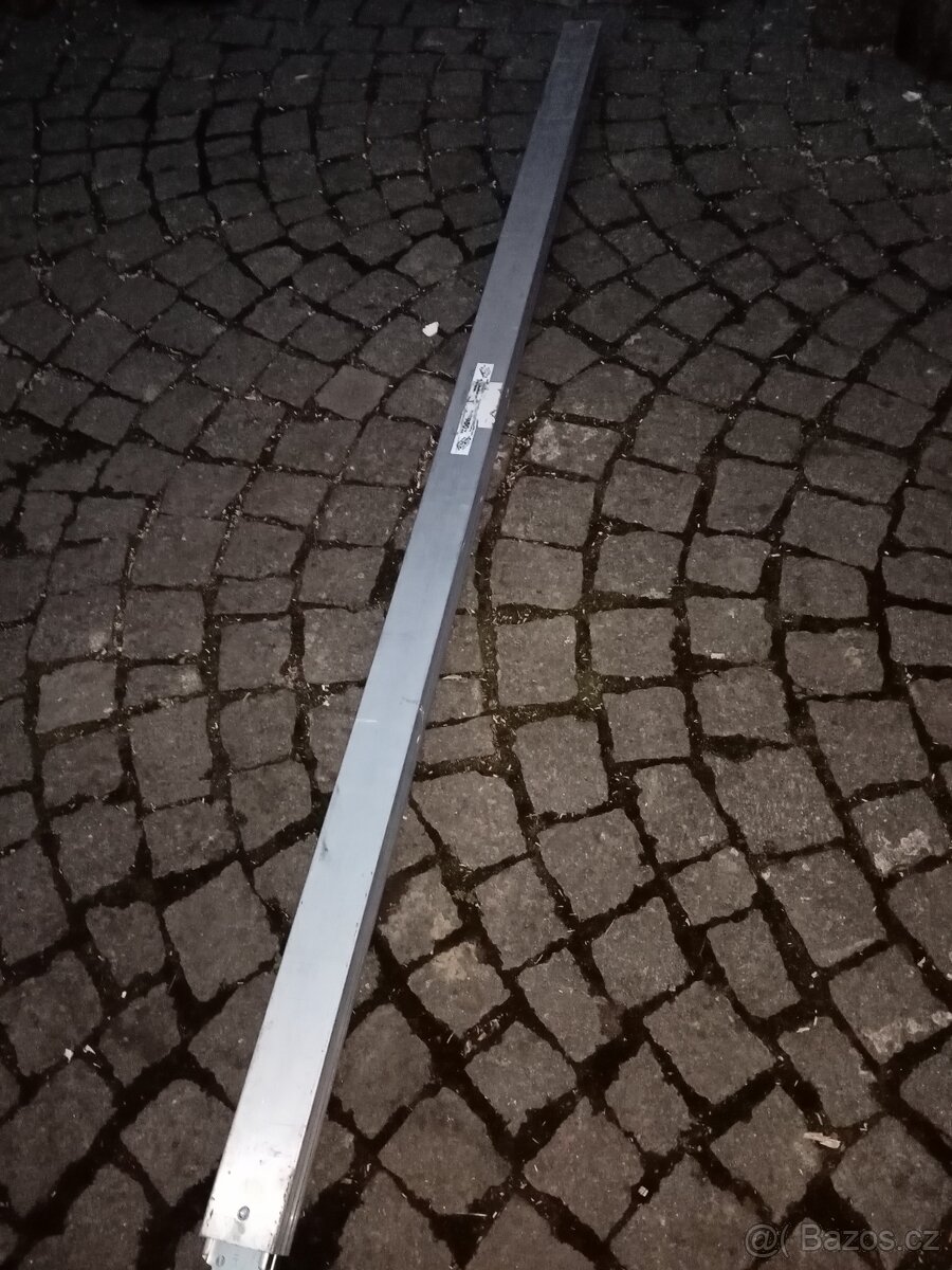 Rozpěrná tyč k zajištění nákladu