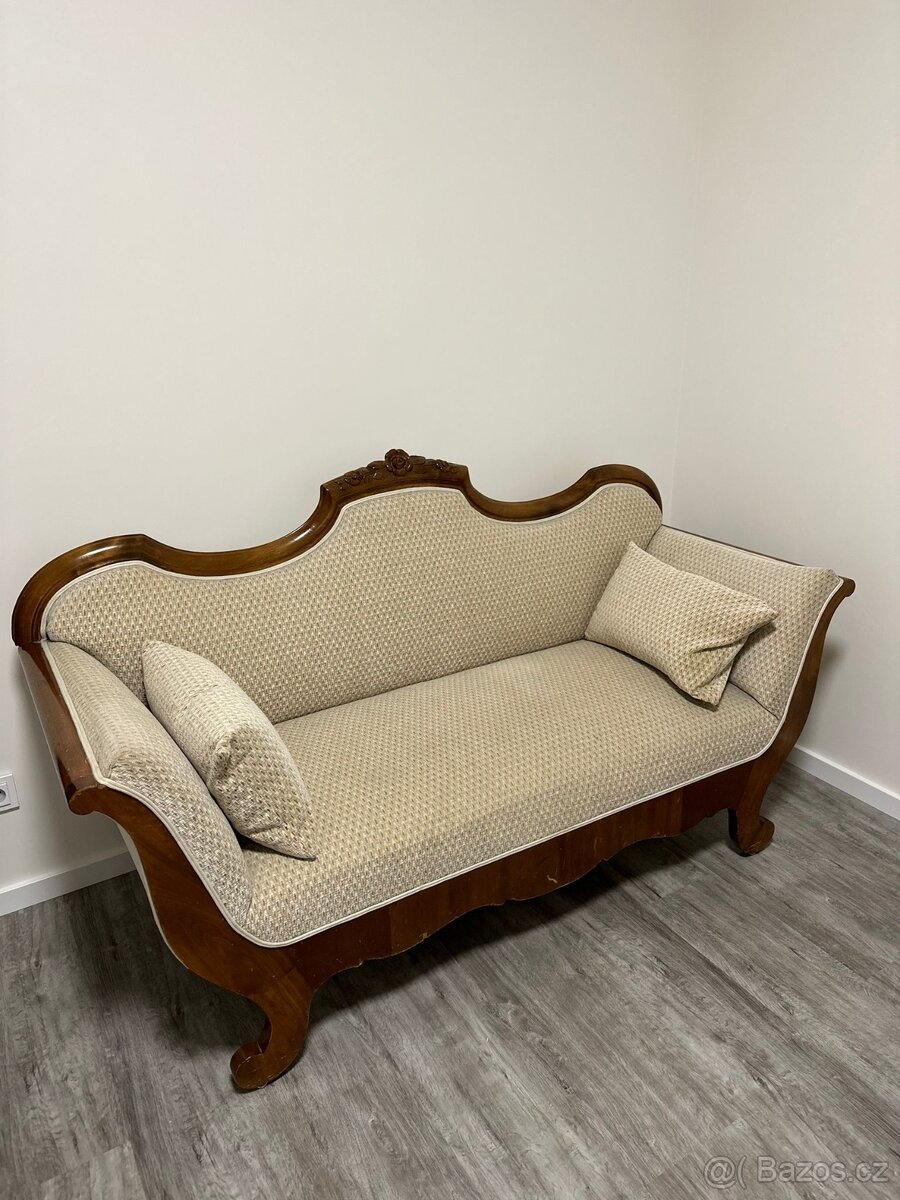 STAROZITNA SOFA