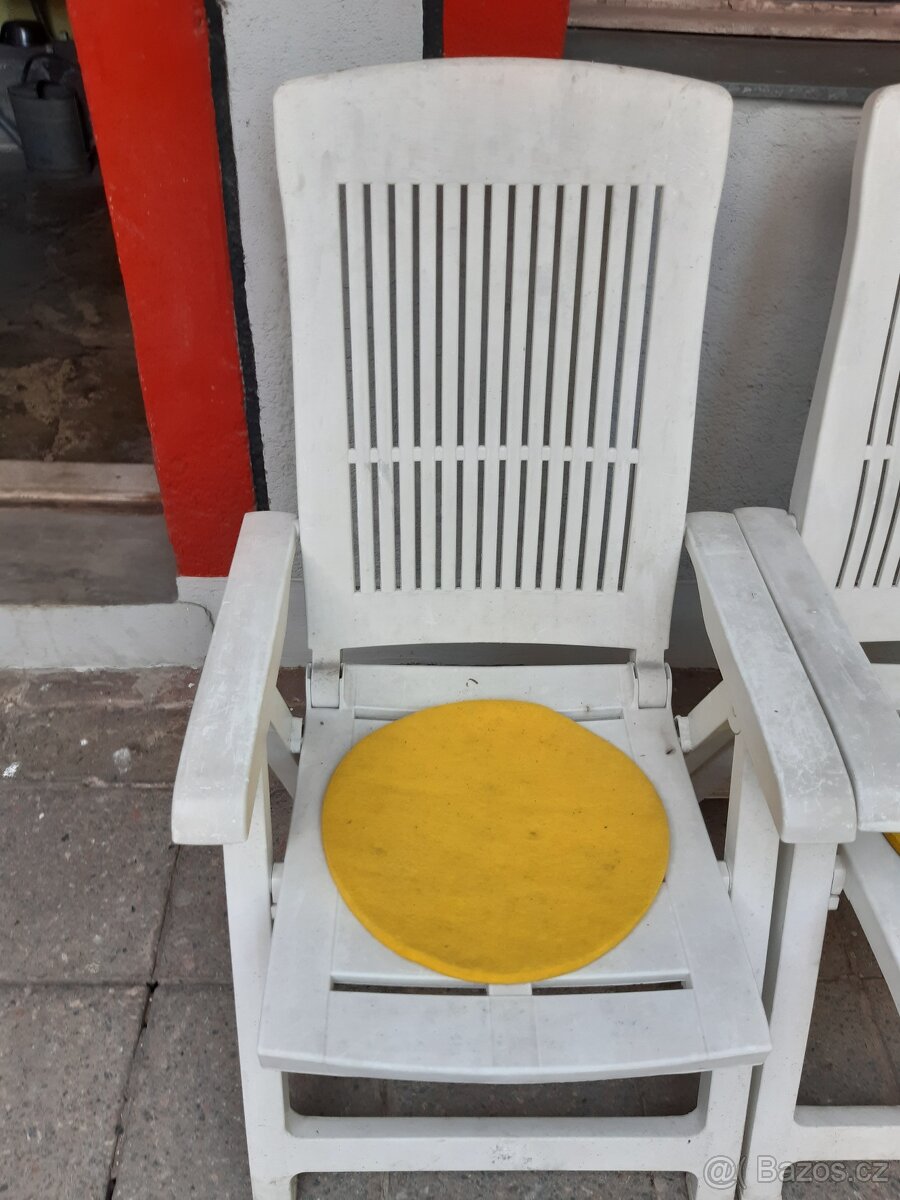 2 plastová bílá křesla