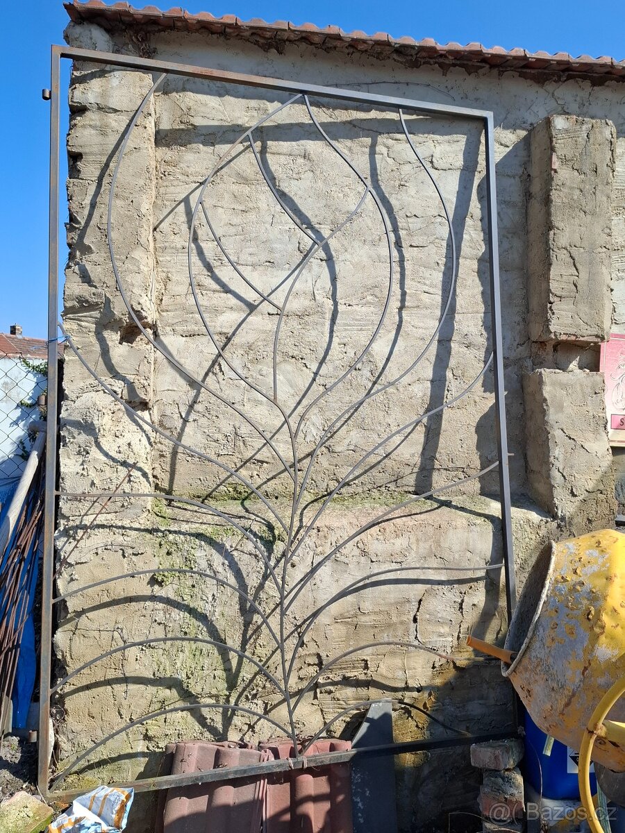 Kovová ozdobná brána