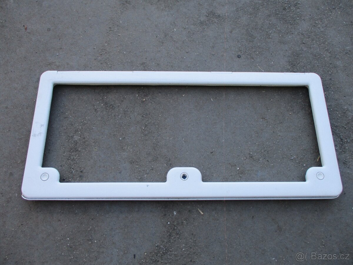 Rám na servisní dvířka ke karavanu