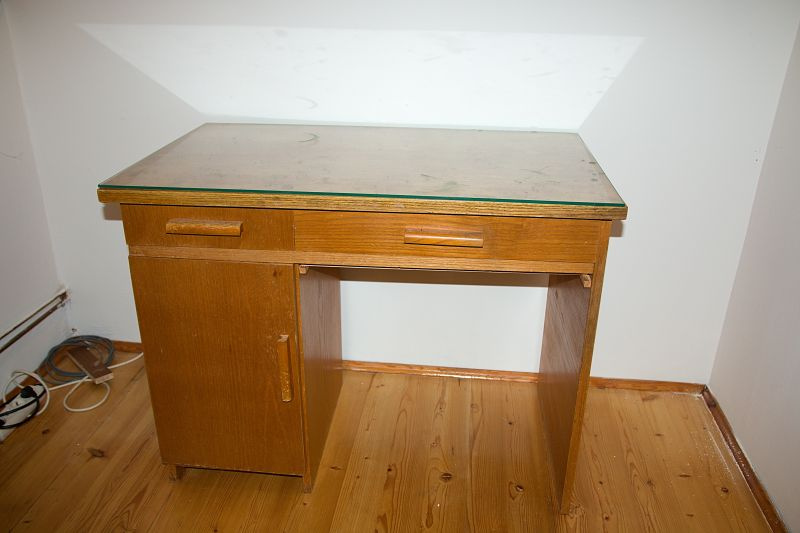 Dřevěný psací stůl