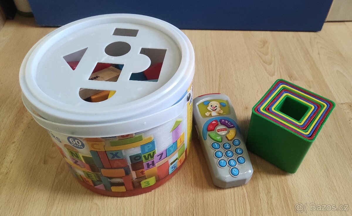 Dřevěné kostky Woody, plastová pyramida / skládanka, hrací m