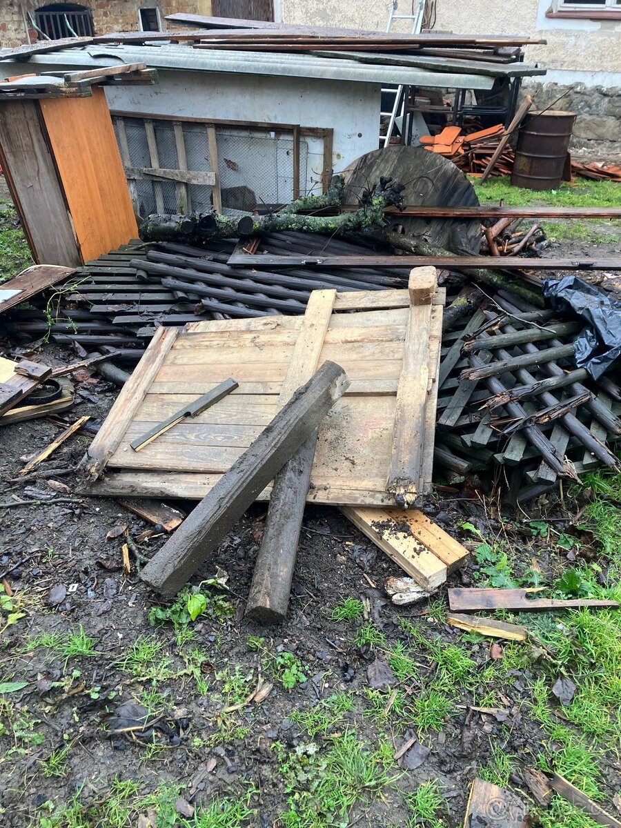 Zdarma za odvoz dřevo