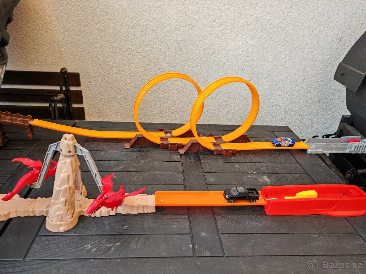 Hot Wheels vystřelovací dvě autodráhy