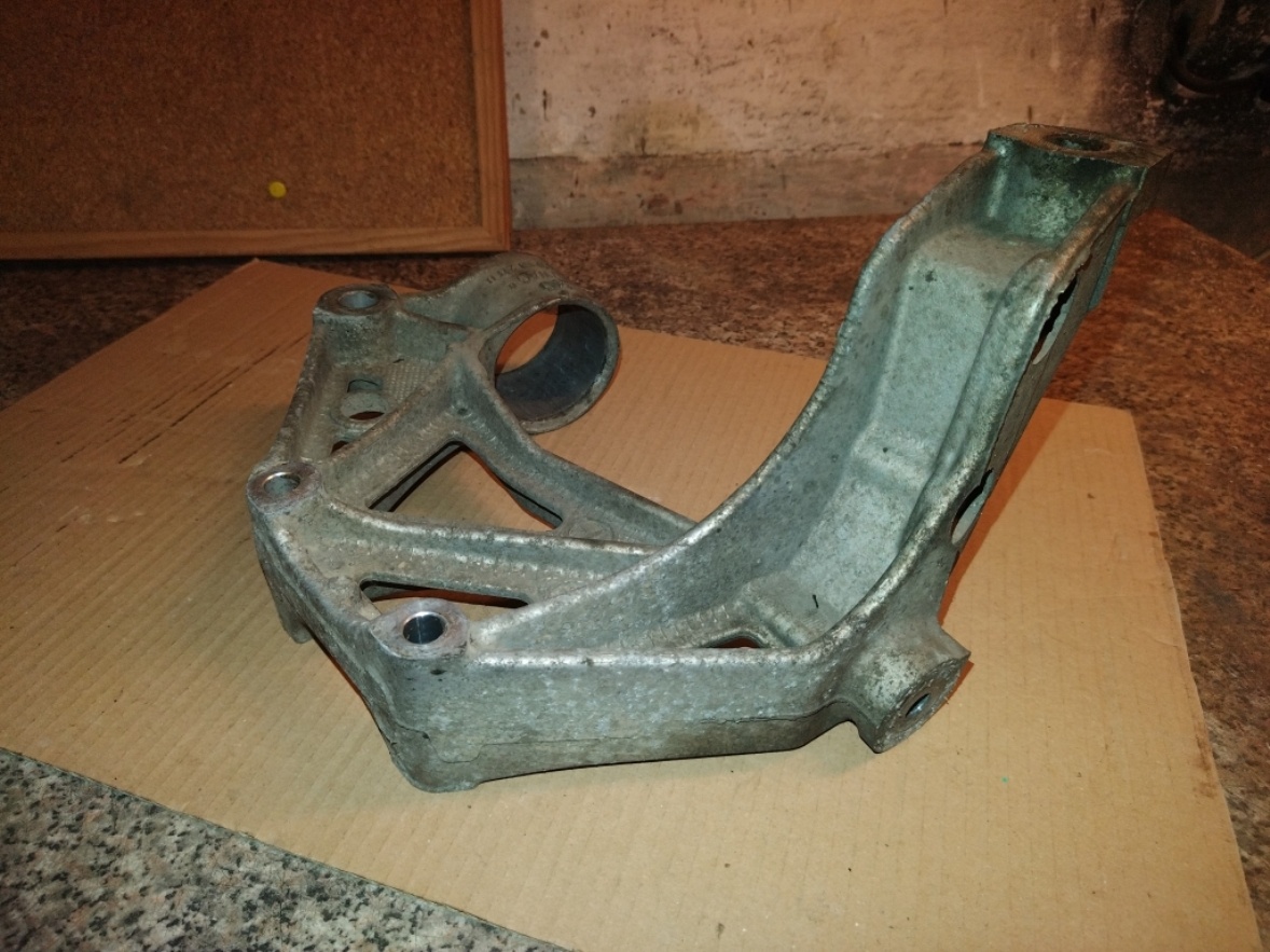 Fabia I - Konzola ramene Levá - 6Q0199293D