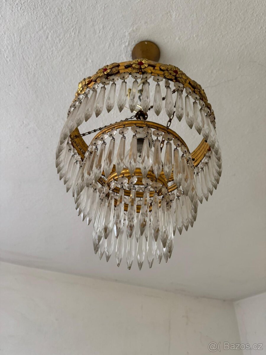 Starý křišťálový lustr