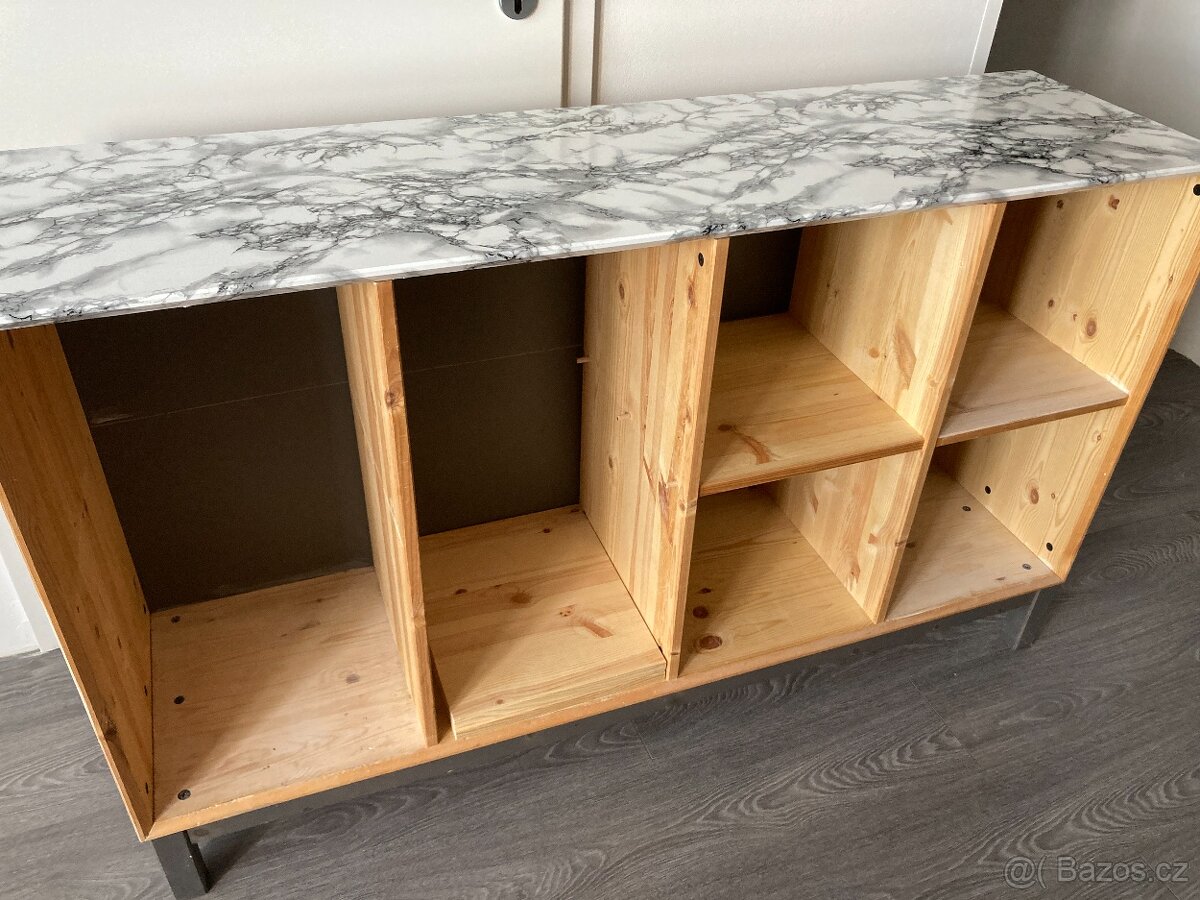 Policový díl s podnožím IKEA