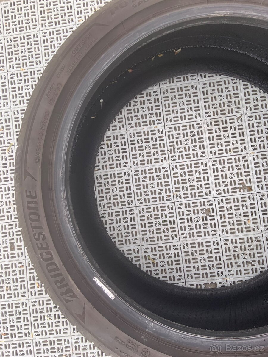 Bridgestone 235/40/19