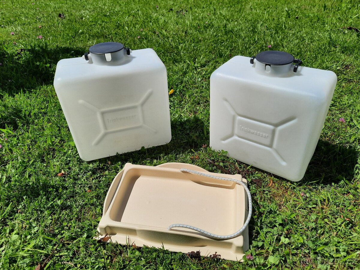 2x kanystr na vodu 15l + originální základna (Tabbert)