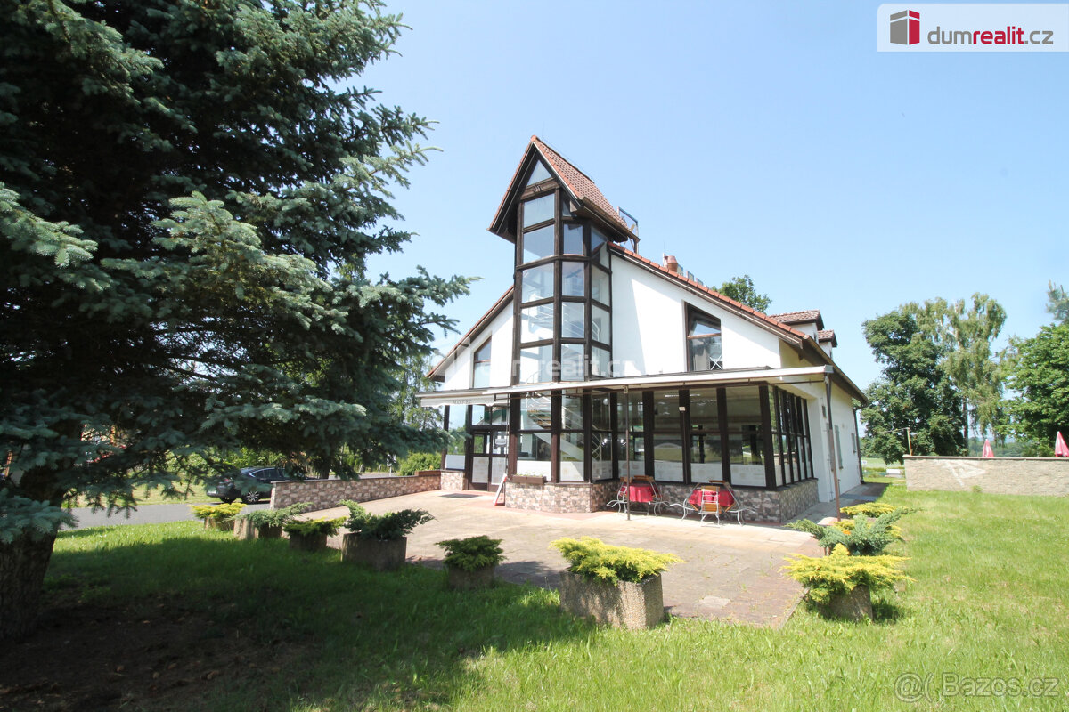 Zavedený hotel s restaurací přímo na sjezdu u dálnice u Cheb