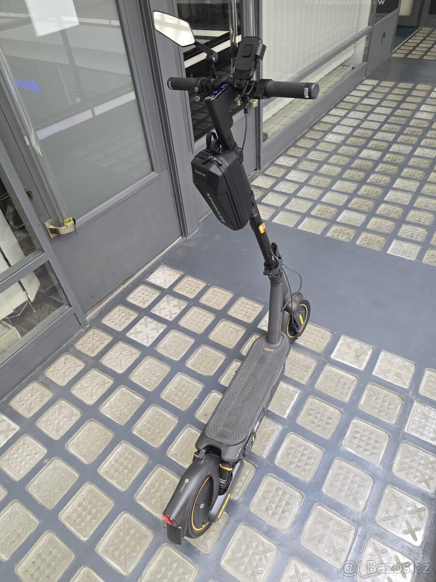 Ninebot KickScooter MAX G2 - Like New, Only 70 km Full Acce