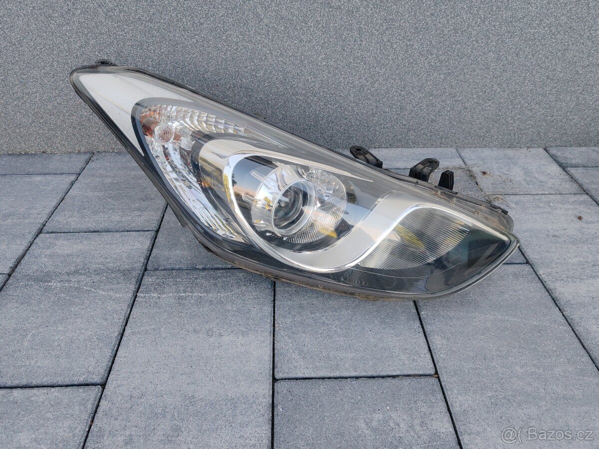 Hyundai i30 2013 - přední světlo